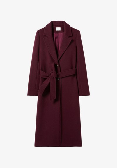 Abrigo de lana burdeos con cintura ceñida, solapas con muesca y dos bolsillos frontales, con un forro interior suave. Manga larga y largo completo.