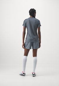 Nike Performance SHORT BRANDED - Sport rövidnadrágok - grau