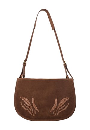 Borsa a tracolla in pelle scamosciata marrone con tracolla regolabile e motivi decorativi intrecciati a forma di foglia sulla patta frontale, isolata su sfondo bianco.