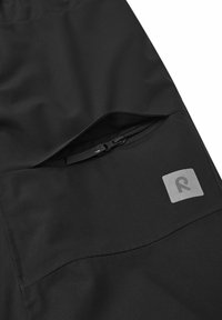 Czarne materiałowe spodnie z zamkiem błyskawicznym i szarym kwadratowym logo z literą "R". Gładka tekstura z eleganckim designem.