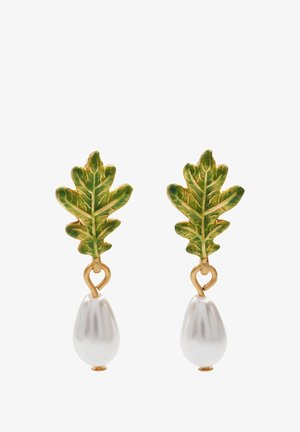 Boucles d'oreilles dorées ornées de motifs de feuilles vertes et de perles en forme de goutte d'eau blanches, mettant en valeur des textures et des couleurs naturelles.