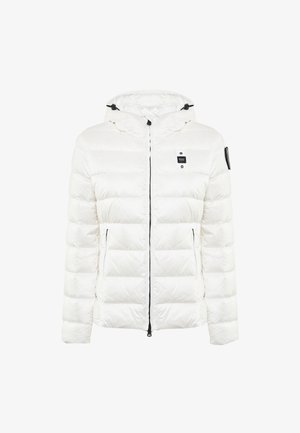 Giacca piumino bianca con cappuccio, dotata di una cerniera frontale, due tasche laterali e una piccola etichetta nera sul petto. Design a trapunta textured.