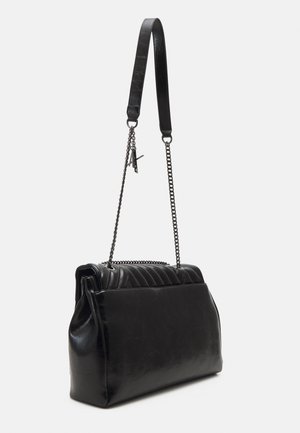 Musta nahkainen käsilaukku, jossa on tikattu yläosa, suorakulmainen muoto ja ketjuhihna nahkaisella olkahihnalla, esitetty yksiväristä taustaa vasten.