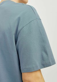 Jack & Jones JJEBRADLEY TEE O NECK - Basic T-shirt - goblin blue