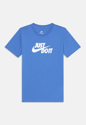 Blauw Nike T-shirt met korte mouwen met witte tekst "Just Do It" en Swoosh-logo gecentreerd op de borst.
