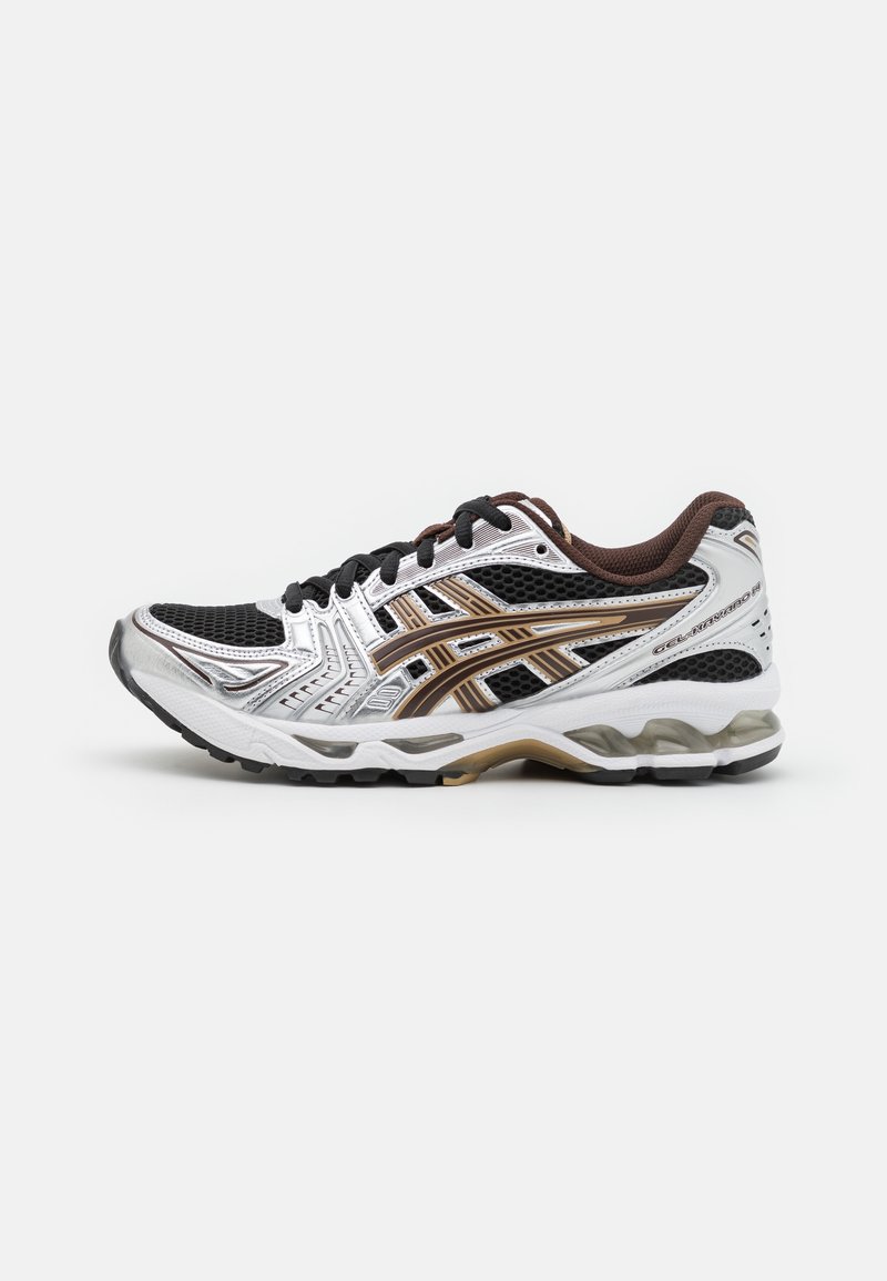 Chaussure de course pour homme en noir, argent et marron avec une tige en mesh, semelle amortie et grip à motif, vue de profil sur fond blanc.