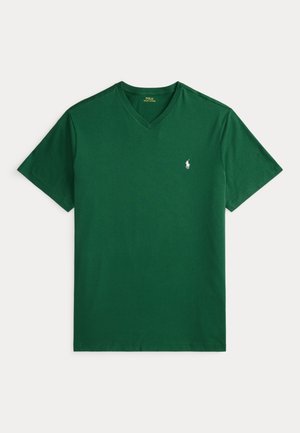 Vihreä lyhythihainen V-kaula-aukollinen Polo Ralph Lauren T-paita, jossa pieni valkoinen logo vasemmalla rinnassa, asetettuna tasaiselle valkoiselle taustalle.