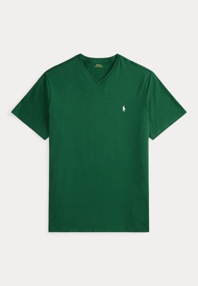 Πράσινο κοντομάνικο T-shirt Polo Ralph Lauren με V λαιμόκοψη και μικρό λευκό λογότυπο στο αριστερό στήθος, τοποθετημένο επίπεδα σε λευκό φόντο.