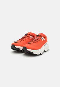 Oranje trailrunning schoenen met een gestructureerde bovenkant, zwarte rubberen buitenzool en elastische veters. Bevat witte branding aan de zijkant.