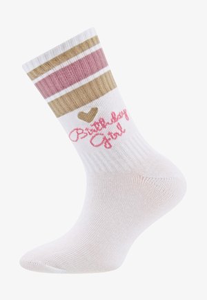 Białe skarpetki do kostek z różowymi i złotymi paskami. Na skarpetkach znajduje się napis "Birthday Girl" w różowym kolorze oraz małe złote serduszko. Zawierają detal w postaci teksturowanego ściągacza.