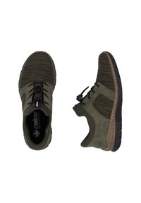 Chaussures vertes à lacets avec tige en maille respirante, accents en suède synthétique et semelle en caoutchouc texturée pour une adhérence et un confort optimaux.