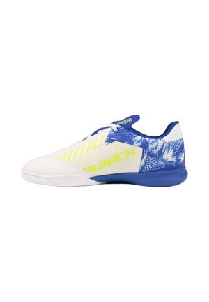 Zapatilla deportiva blanca y azul con el logotipo "Munich" en amarillo, cordones blancos y un talón y suela con patrón azul.