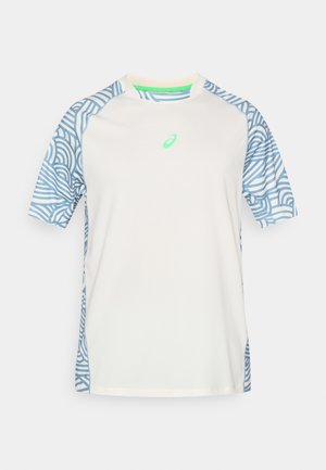 Fehér atlétikai póló kék mintás ujjakkal és zöld logóval. Rövid ujjú, kerek nyakú, texturált anyagból. Sportoláshoz alkalmas.