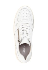 Weiße Leder-Sneaker mit perforierter Zehenpartie, flachen Schnürsenkeln, seitlichem Reißverschluss und cremefarbiger Sohle. Gabor-Logo innen sichtbar.