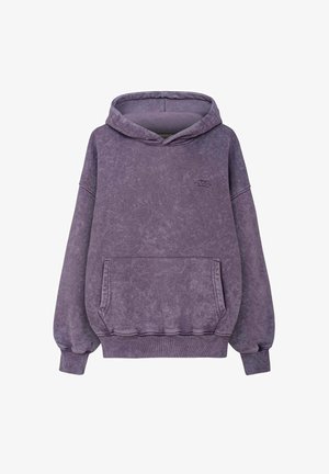 Fioletowa bluza z kapturem z efektem sprania, z przednią kieszenią typu kangurka, ściągaczami na mankietach i dole oraz subtelnym haftowanym logo na piersi.