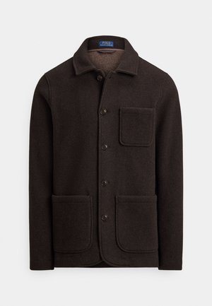 Ciemnobrązowa wełniana kurtka z zapinanym na guziki przodem, spiczastym kołnierzem i dwoma dużymi przednimi kieszeniami. Posiada kieszeń na piersi oraz miękką fakturę.
