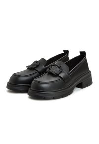 Zwarte leren loafers met een stevige zool, decoratieve strikdetail en een gladde textuur met een ronde neusdesign.