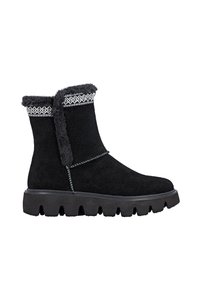 Bota negra de tobillo hecha de suave ante con un cuello esponjoso y costuras decorativas. Presenta una suela de goma texturizada para mayor agarre.