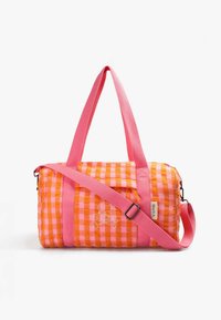Sac de voyage à carreaux orange et rose avec poignées roses et bandoulière ajustable, arborant un design de tête de mort blanche sur la poche avant.