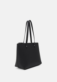 Sac fourre-tout noir au design structuré, fabriqué en matériau synthétique. Présente des poignées longues, des accents en matériel argenté et un haut zippé.