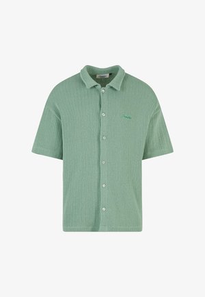 Lühikeste varrukatega ribakujuline särk helesinisest, millel on nööbiga eesmine osa ja peen logo tikand samas helesinises. Pehme, tekstureeritud kangas.