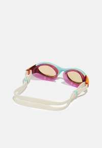 Speedo maudymosi akiniai su purpurinėmis ir oranžinėmis objektyvo stiklais, baltais ir turkio spalvos dirželiais, lankstoma rėmeliais ir tekstūruotais akies sandarikliais.
