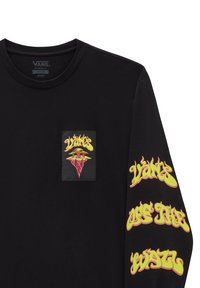 Schwarzes Langarm-T-Shirt aus Baumwolle, mit einem bunten grafischen Aufnäher von Pilzen auf der Brust und gelbem Text entlang des Ärmels.