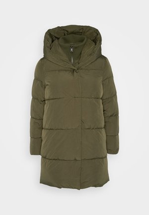 Manteau doublé vert olive avec une capuche amovible, fermeture éclair frontale et panneaux cousus. Il dispose de manches longues et d'une silhouette droite.