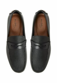 Svarta loafers med textilstruktur och släta läderdetaljer. Rund tå, flexibel design och logotyp synlig på innersulan.