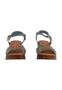 Blaue Ledersandalen mit einer braunen Holzsohle, ausgestattet mit einem Knöchelriemen mit einer goldfarbenen Schnalle und strukturierten Akzenten. Offene Zehenpartie.