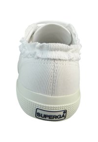 Weißer Sneaker mit geripptem Textil-Obermaterial, Rüschenkragen und strukturiertem Gummisohle. Verfügt über das blaue "SUPERGA"-Logo an der Ferse.
