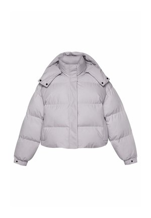 Pufferjack in lichtgrijs met een hoge kraag, cropped ontwerp, ritssluiting en drukknoopaccenten op de schouders en manchetten.