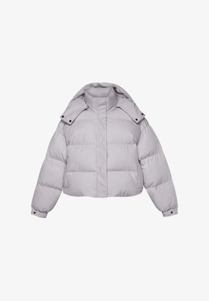 Pufferjack in lichtgrijs met een hoge kraag, cropped ontwerp, ritssluiting en drukknoopaccenten op de schouders en manchetten.