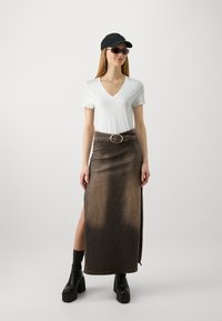 Vero Moda VMRIGA VANESSA BOX - Potiskana majica - snow white