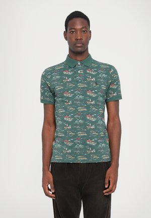 Groene polo shirt met een vissersdorp patroon, met rode boten en huizen, korte mouwen en een klassieke kraag. Van textiel van katoen.
