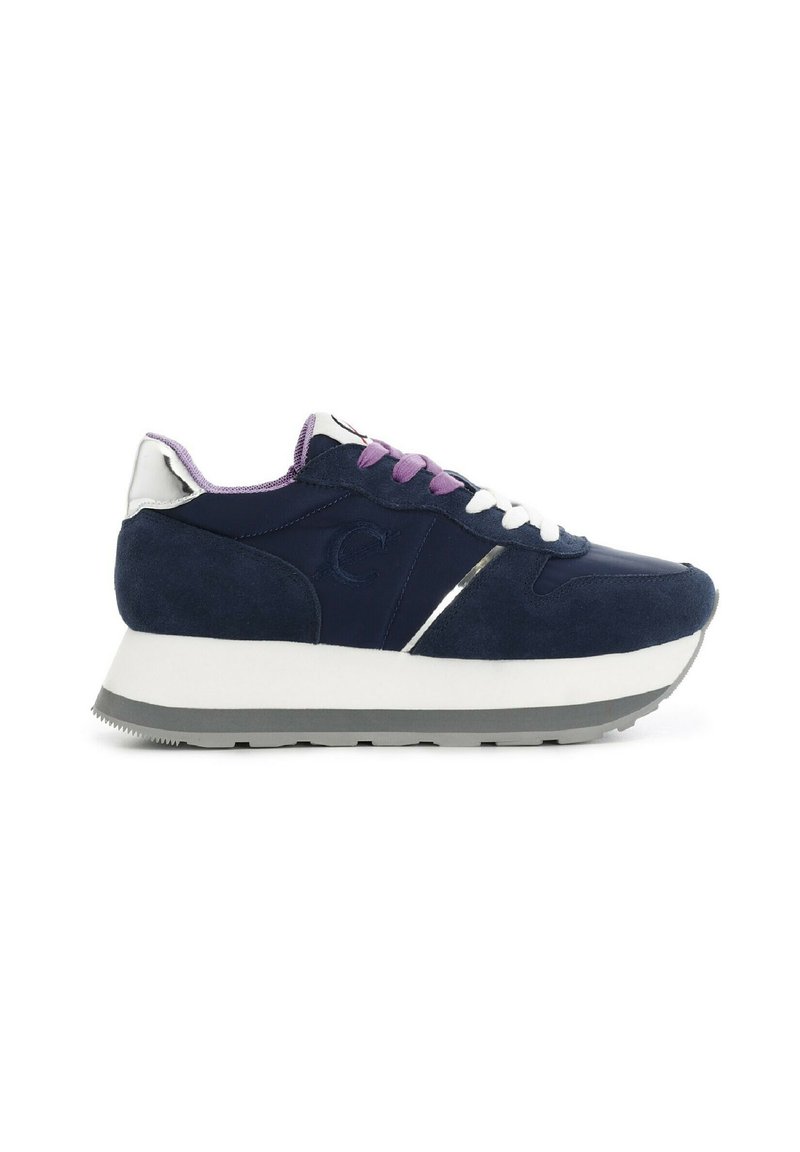 Sneaker in suede blu navy con suola bianca e grigia, dettagli in viola e accenti argentati. Presenta una punta rotonda e una soletta ammortizzata.