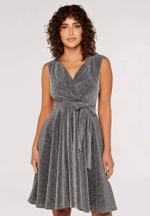 Ärmlös klänning med V-ringning i metallisk silverfärg. Har en figurnära bodice, svängd kjol och en knytning i midjan.