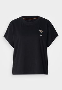Sort t-shirt med korte ærmer lavet af bomuld. Har et martini-glas pyntet med rhinsten på venstre brystområde. Rund halsudskæring, afslappet pasform.