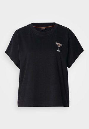 Mustat lyhyet hihat T-paita, joka on valmistettu puuvillasta. Vasemmassa rinnassa on strassikoristeinen martini-lasi. Pyöreä pääntie, rento istuvuus.