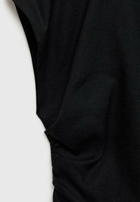 Garbamento nero in tessuto morbido e testurizzato; presenta un drappeggio morbido e una sottile arricciatura su un lato. Adatto per abbigliamento casual.