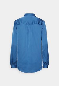 Blå satinblus med krage, långa ärmar och veck bak, med en slät textur och rundad fåll.