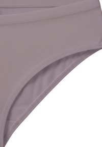 Slip bikini viola chiaro con una texture liscia e una cintura elastica, caratterizzato da un taglio classico e dettagli di cucitura sottili.