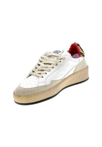 Sneaker con tomaia in pelle bianca, lacci dorati, accenti in suede beige e una spessa suola piattaforma beige. Presenta una fodera interna rossa e un tacco a strisce.