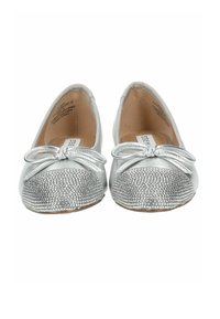 Ballerines argentées avec un bout arrondi, une tige métallique, un capuchon de orteil en rhinestones texturés, et un nœud décoratif sur chaque chaussure.