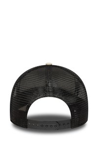 Schwarze Mesh-Baseballmütze mit verstellbarem Kunststoffriemen an der Rückseite. Hat eine runde Form und eine strukturierte Oberfläche, die Atmungsaktivität bietet.