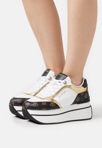 Guess CAMRIO - Sneakers basse - mehrfarbig/weiß