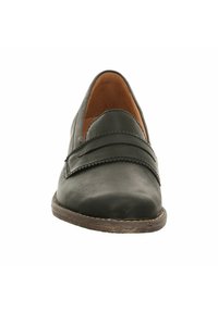 Schwarze Lederloafers mit runder Zehenform, dekorativem Vorderriemen und gestickten Details entlang der Kanten, auf einer braunen Gummisohle.