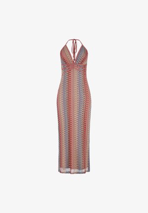 Rochie maxi cu decolteu adânc în V, bretele tip halter și un model în valuri multicolore în nuanțe de roșu, bej, albastru și violet. Confectionată dintr-un material tricotat texturat.