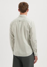 Button-up shirt in lichte stof met een groen en grijs abstract patroon, lange mouwen en een standaard kraag met een plooi detail aan de achterkant.