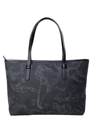 Borsa a tracolla nera con finitura testurizzata, caratterizzata da un design della mappa del mondo in rilievo di una tonalità più scura. Include doppi manici e chiusura con zip.